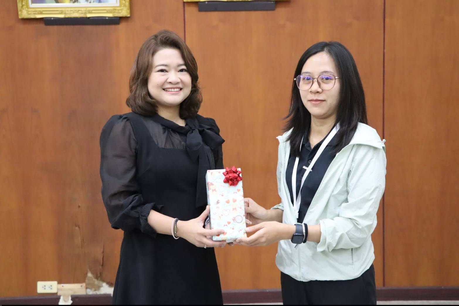 title - ผอ.ศพส. มอบหมายให้ ผู้อำนวยการกลุ่มฝึกอบรมและการพัฒนาผลิตภัณฑ์ เป็นผู้บรรยายพิเศษ ในหัวข้อเรื่อง 